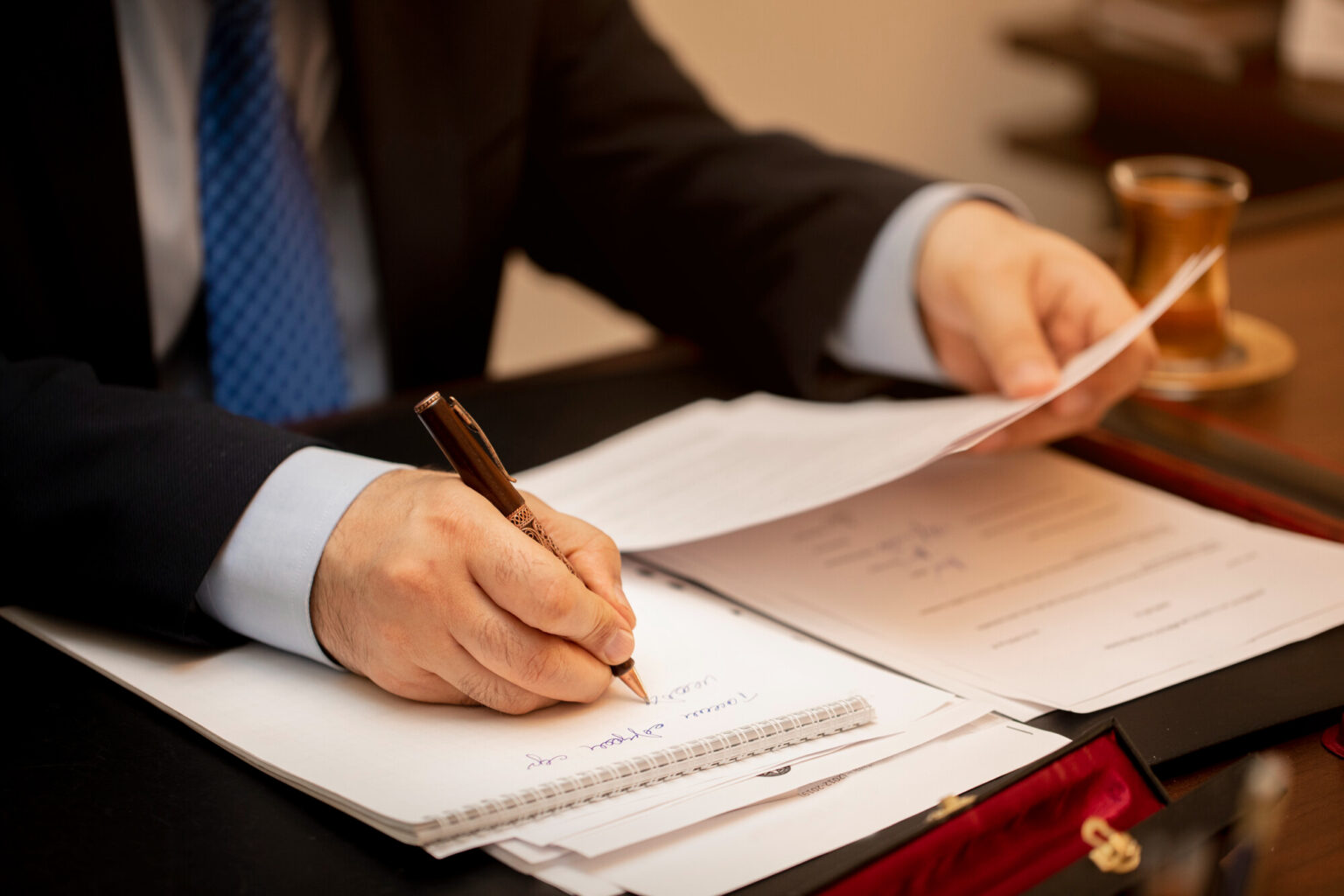 Cliente satisfecho tras recibir su autorización de residencia y trabajo.